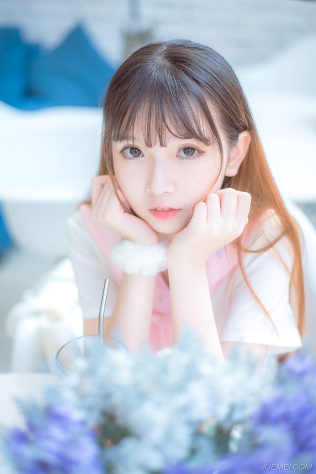 “喏！”邓贤郑重一礼，看向庞统道：“只是如今我军粮草堪忧，不知先生准备如何做？”